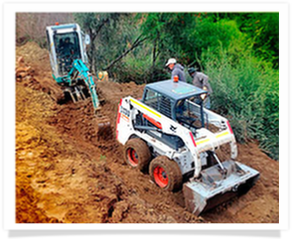Minicargador frontal y Minexcavadora en obras - www.dnmaquinarias.cl